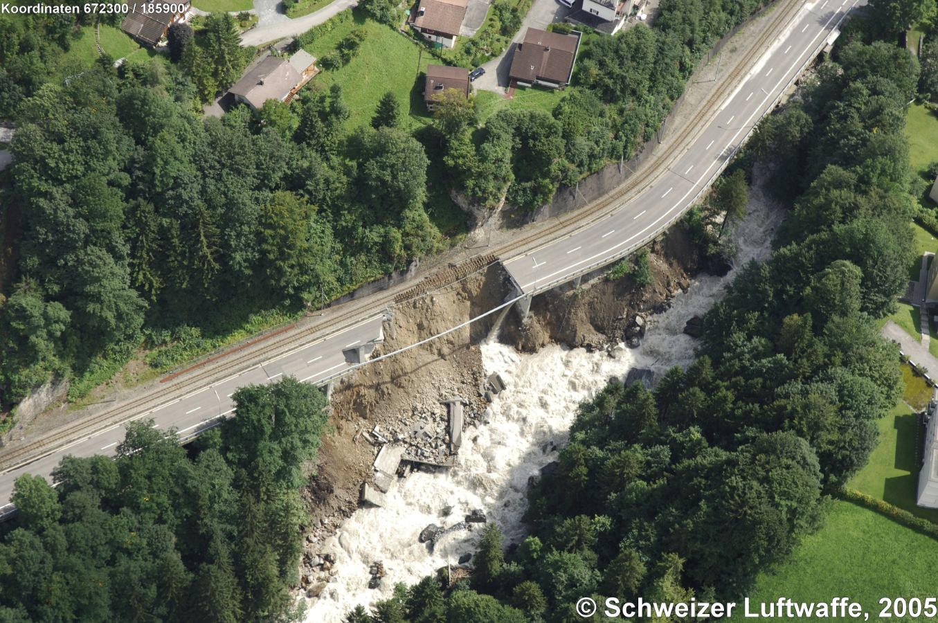 Engelberg August 2005, unterbrochene Hauptstrasse bei Oertigen, NW Engelberg (Position 2'672'305.00, 1'185'961.25)